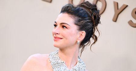 Nigdy nie wyglądała piękniej. Anne Hathaway w stroju bogini