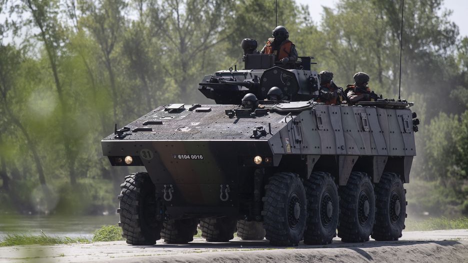 13.05.2022. Okolice Deblina. Cwiczenia wojsk NATO pk. Defender- Europe 2022. Zolnierze z Polski, USA, Szwecji i Francji podczas przeprawy przez Wisle.