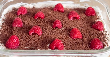 Oszukane tiramisu smakuje jak marzenie. Wszyscy uwielbiają za owocową wkładkę