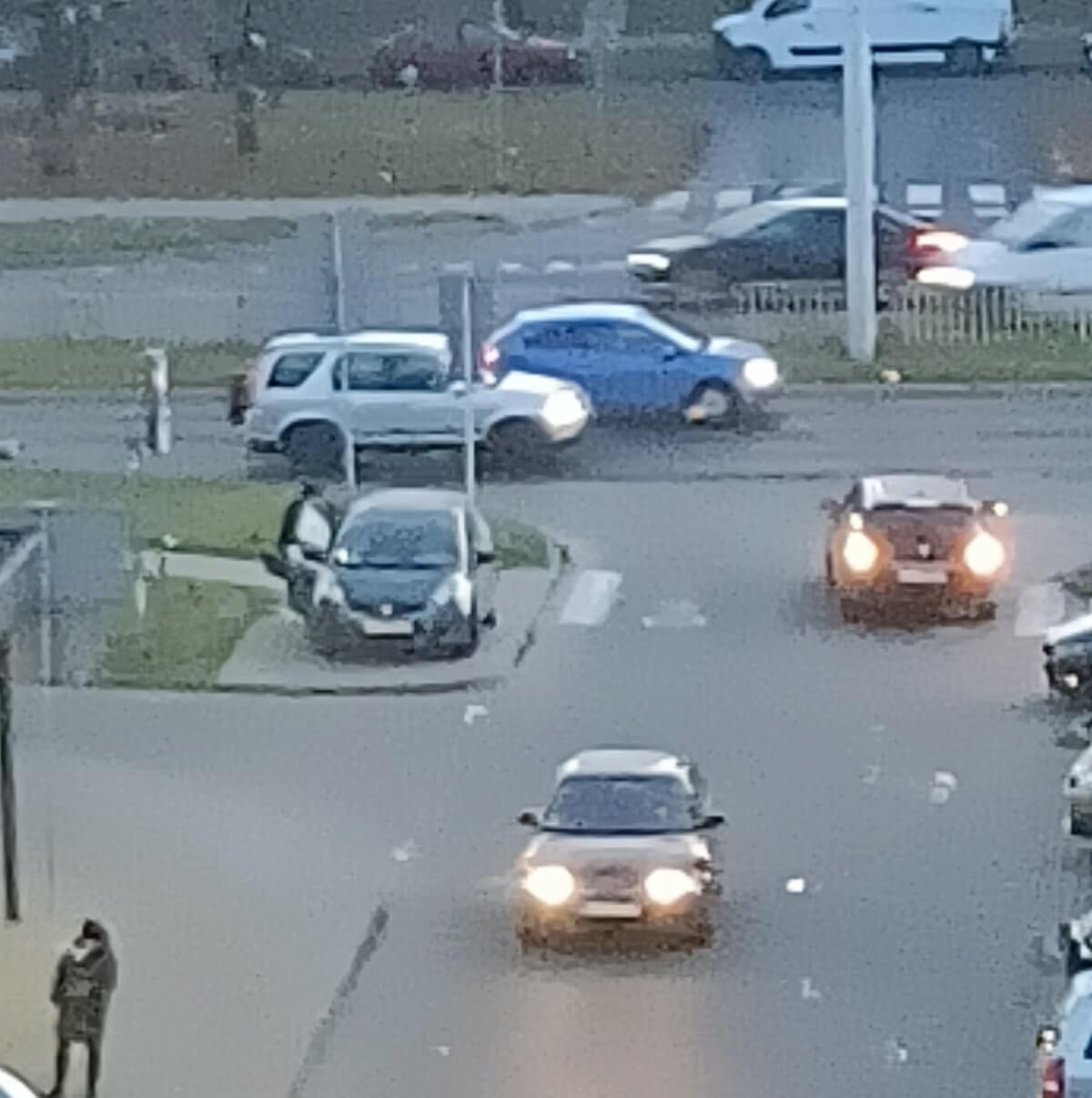 Kierowcy jadący pod prąd na odcinku drogi pomiędzy ulicami Jana Pawła II i Matki Teresy z Kalkuty