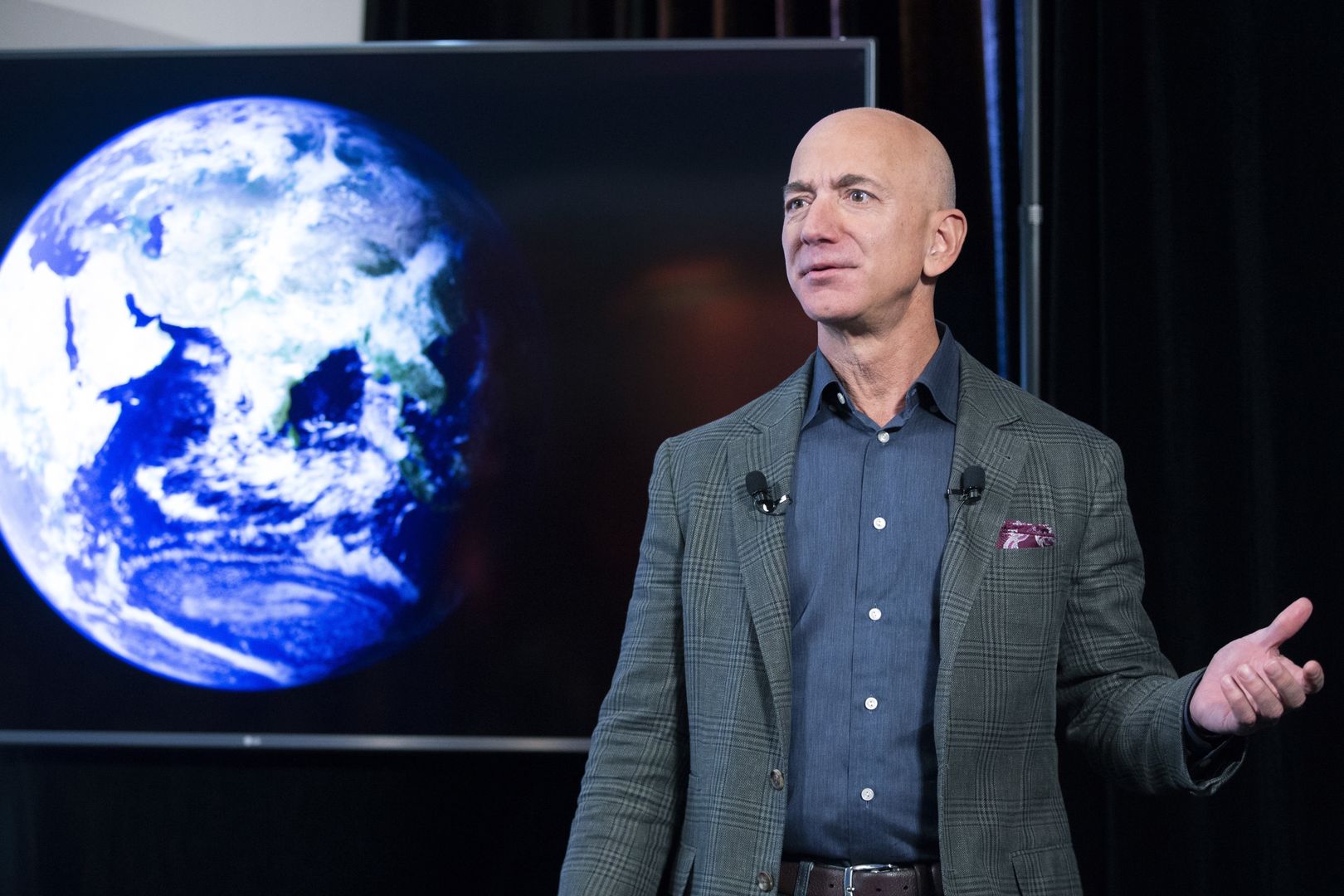 epa09252852 (FILE) - Founder and CEO of Amazon Jeff Bezos participates in the unveiling of an Amazon environmental initiative entitled 'The Climate Pledge', in Washington, DC, USA, 19 September 2019 (reissued 07 June 2021). Outgoing Amazon CEO Jeff Bezos via social media on 07 June 2021 announced he and his brother will be on Bezos's space company Blue Origin's first crewed space flight. The lflight is scheduled for 20 July 2021.  EPA/MICHAEL REYNOLDS *** Local Caption *** 56666667 Dostawca: PAP/EPA.
