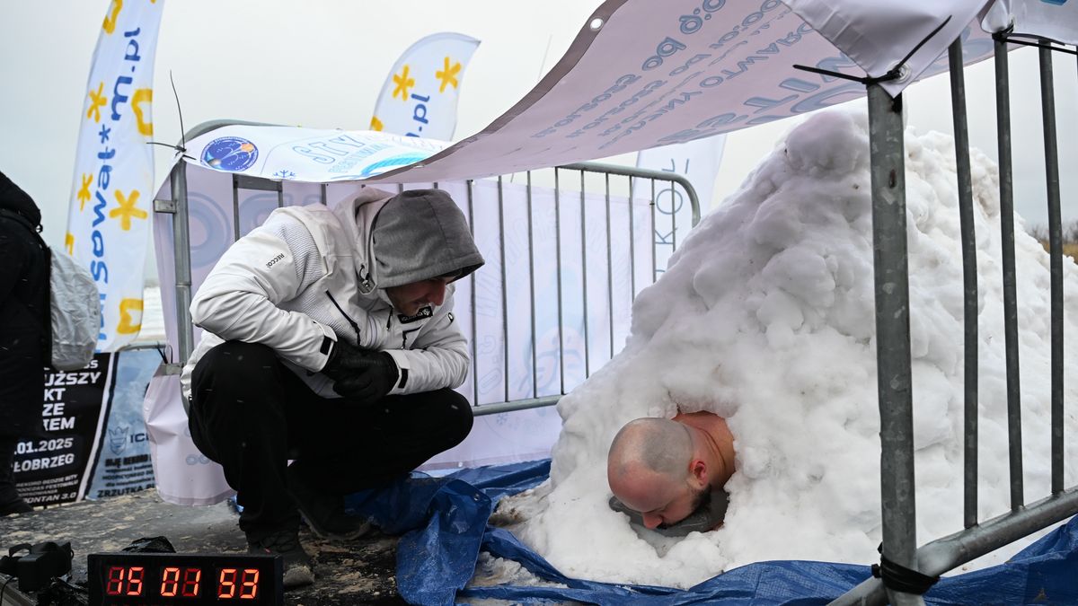 �ukasz Szpunar
Ko�obrzeg, 12.01.2025. Tarnobrze�anin �ukasz Szpunar podczas pr�by pobicia rekordu Guinnessa w najd�u�szym przebywaniu w lodzie, 12 bm. na pla�y w Ko�obrzegu. Szpunar sp�dzi� pod lodem dwie godziny. (aldg) PAP/Piotr Kowala
Piotr Kowala
bicie rekordu, Guiness, lodowy, l�d, �ukasz "Ice King" Szpunar, m�czyzna, pr�ba bicia rekordu, przebywanie w lodzie, rekord, rekordy, w lodzie