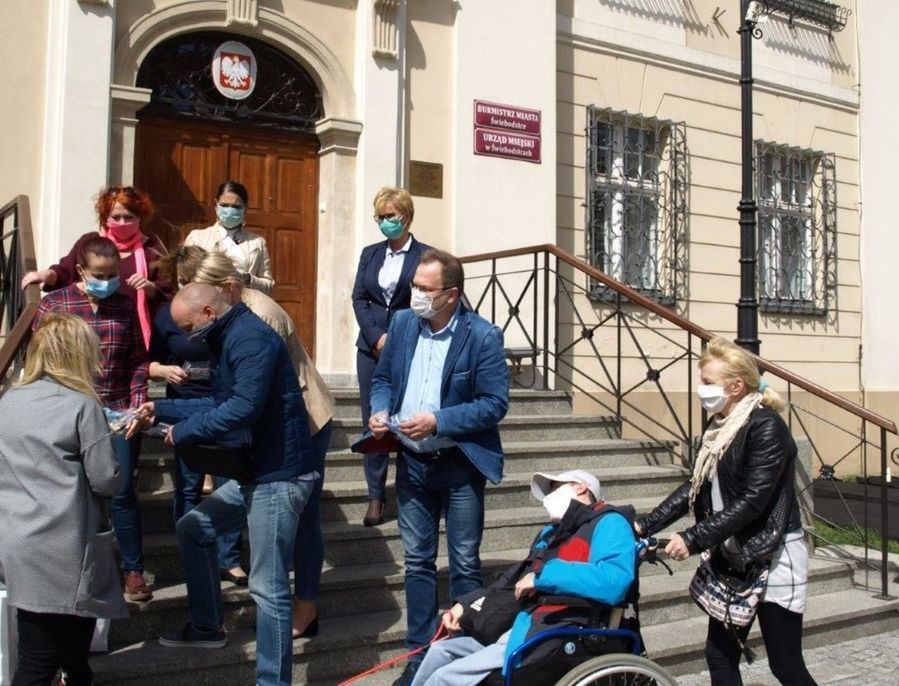 Dolny Śląsk. W Świebodzicach za darmo rozdawali maseczki. Teraz grozi im wysoka kara