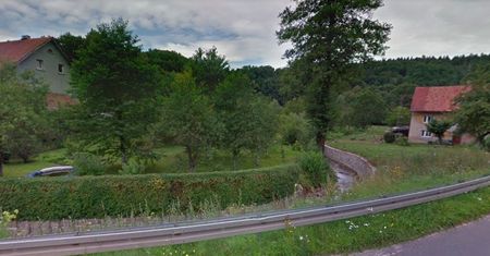 Jelenia Góra. Niemowlę wpadło do strumyka. Opiekował się nim 5-letni brat
