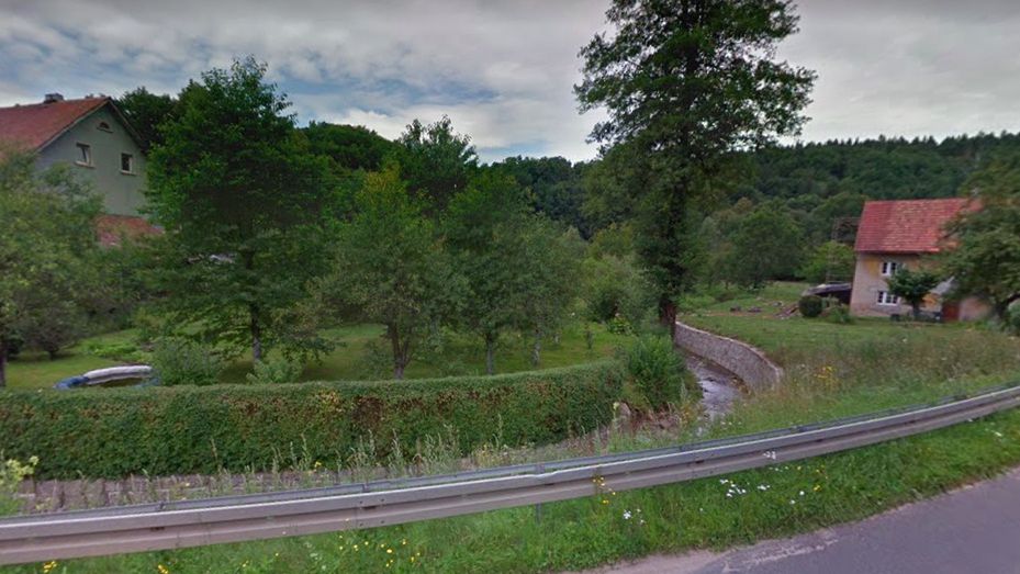 Jelenia Góra. Niemowlę wpadło do strumyka. Opiekował się nim 5-letni brat
