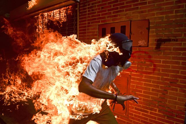 José Víctor Salazar Balza został podpalony podczas starć z policją w trakcie protestu przeciwko Nicolasowi Maduro w Caracas w Wenezueli.