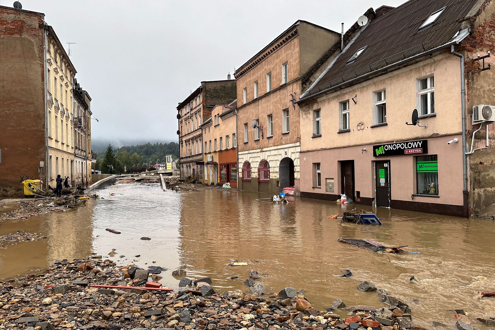 Przyniósł intensywny deszcz i powodzie. Niż genueński poza Polską