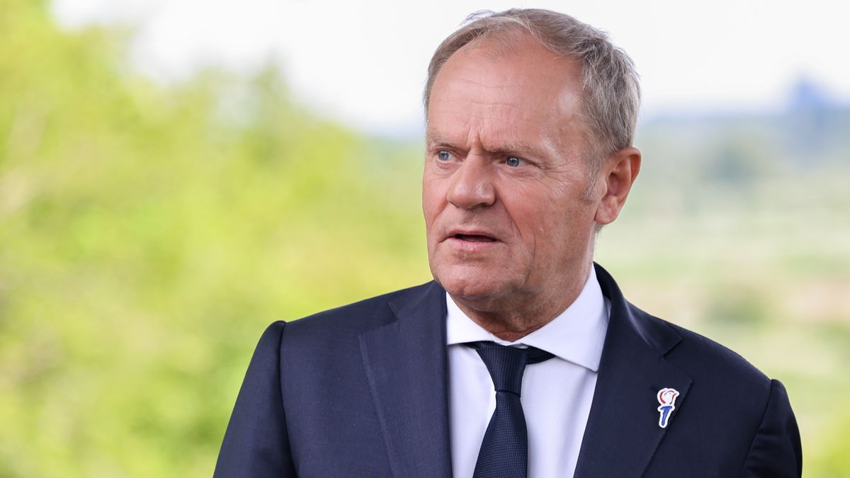 Oosterbeek, Holandia, 05.05.2025. Premier Donald Tusk podczas powitania w Oosterbeek, 5 bm. Trwają obchody 80. rocznicy wyzwolenia Holandii spod okupacji niemieckiej. (ad) PAP/Albert Zawada