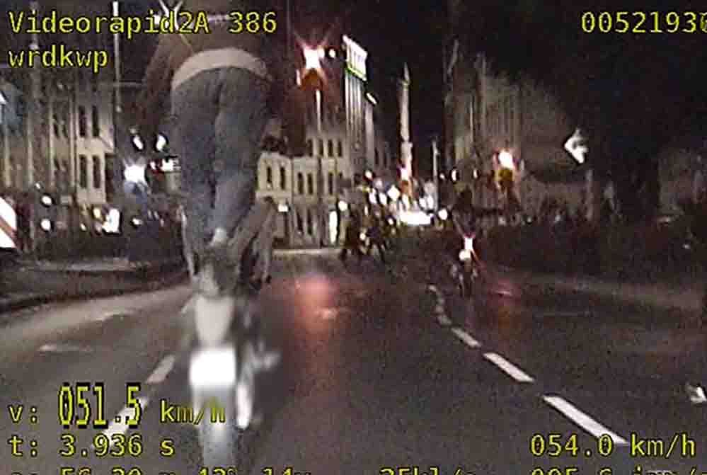 Wrocław: Jechał po mieście na jednym kole, stawał na motocyklu, ale nie zauważył policji