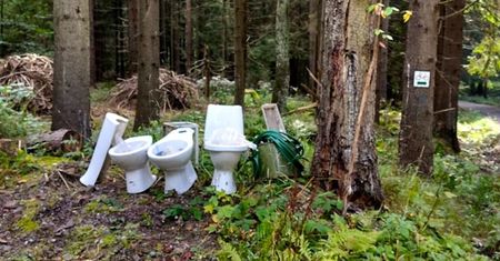 Pisuary w górach. Pomysł artysty czy wysypisko śmieci?