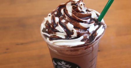 Domowy przepis na mochę frappuccino ze Starbucksa. Gotowe w minutę