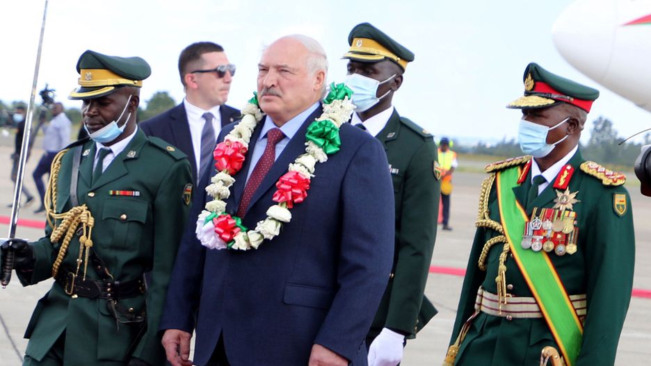 Belarusian President Alexander Lukashenko (C) inspects guards of honor upon arrival at the Robert Mugabe International airport in Harare, Zimbabwe, 30 January 2023. Lukashenko arrived on a two-day state visit to Zimbabwe, the first by Lukashenko to a Sub-Saharan African nation, during which he will have talks on strengthening bilateral ties. EPA/AARON UFUMELI Dostawca: PAP/EPA.