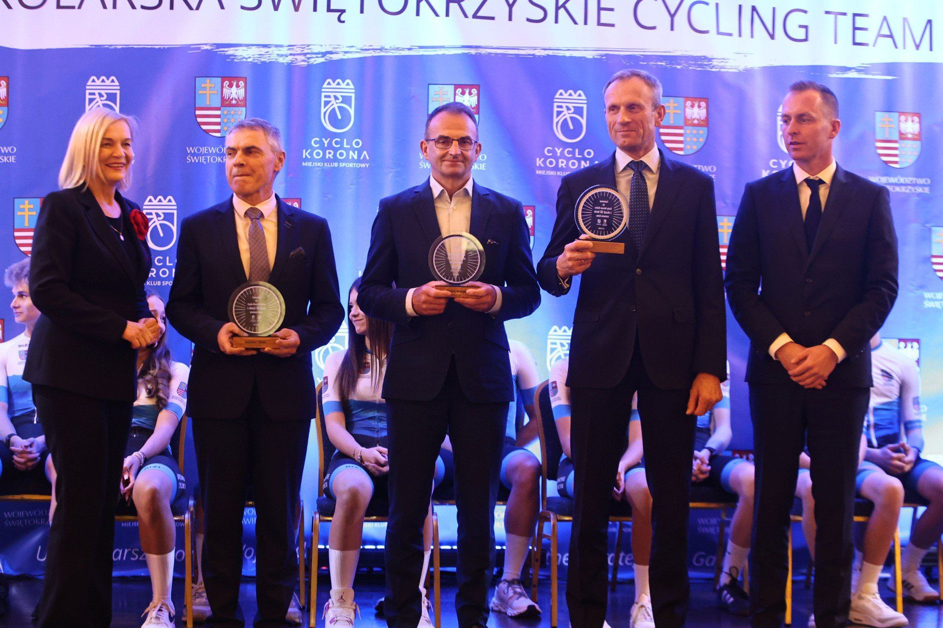 Znani na wyjątkowej kolarskiej gali w Kielcach. Od lewej marszałek województwa Renata Janik i wybitni kolarze - Kazimierz Stafiej, Tomasz Brożyna, Zbigniew Piątek i prezes Łukasz Dudała. 