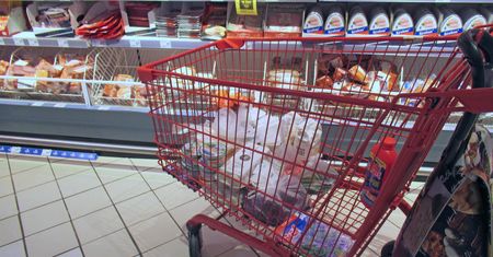 Ceny rosną, więc Polacy robią zapasy. Ze sklepowych półek znika nie tylko cukier