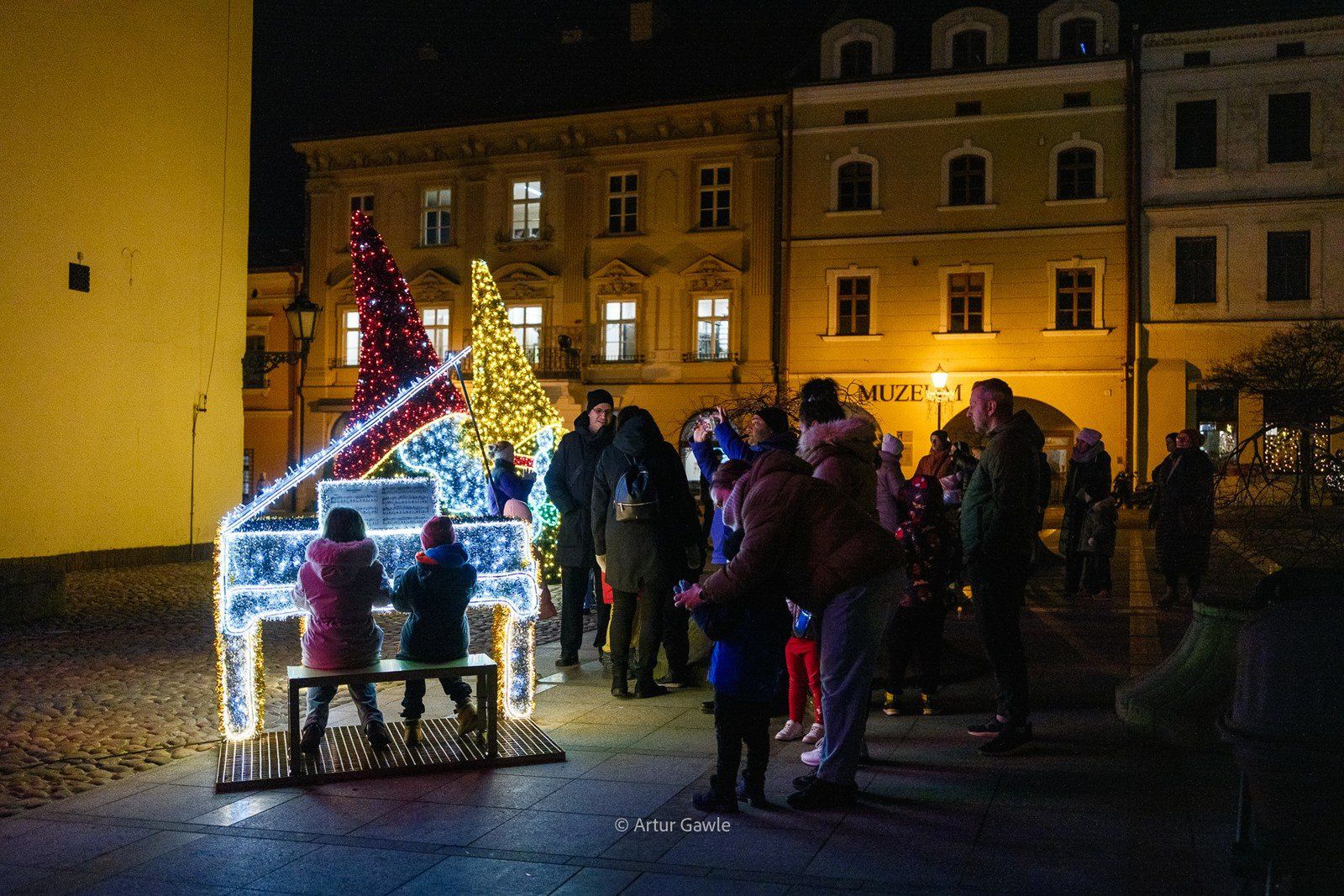 Spotkanie ze św. Mikołajem i uroczyste włączenie oświetlenia na miejskiej choince na Rynku w Tarnowie