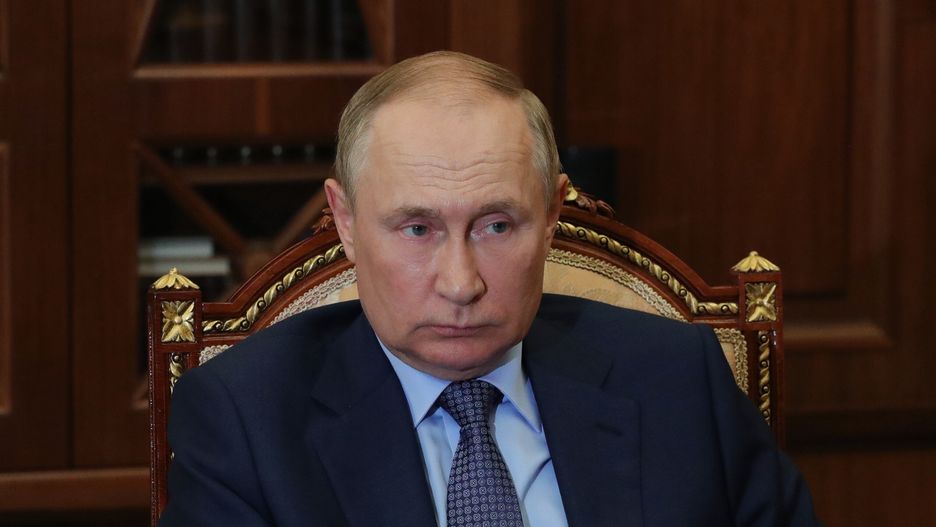 Russian President Vladimir Putin meets with the newly appointed Aeroflot chairman and CEO Sergei Aleksandrovsky (R) at the Kremlin in Moscow, Russia, 26 August 2022. EPA/MIKHAIL KLIMENTYEV / KREMLIN POOL / SPUTNIK MANDATORY CREDIT Dostawca: PAP/EPA.