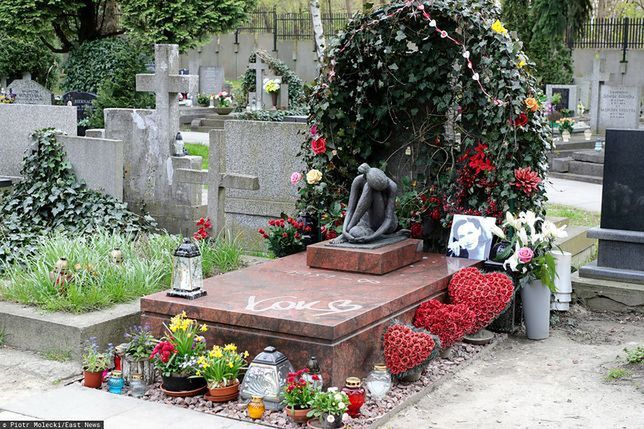 Zdjęcie grobu Kory sprzed kilku miesięcy