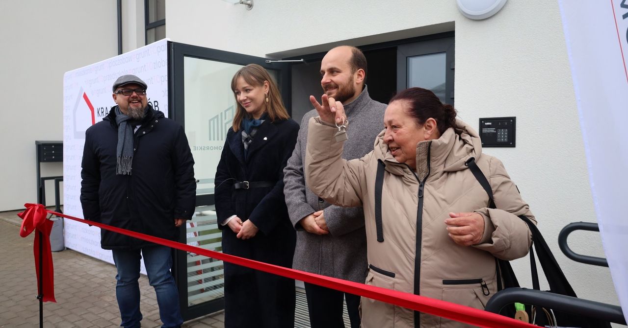 Biały Bór: Lokatorzy bloku SIM odebrali dziś klucze do nowych mieszkań