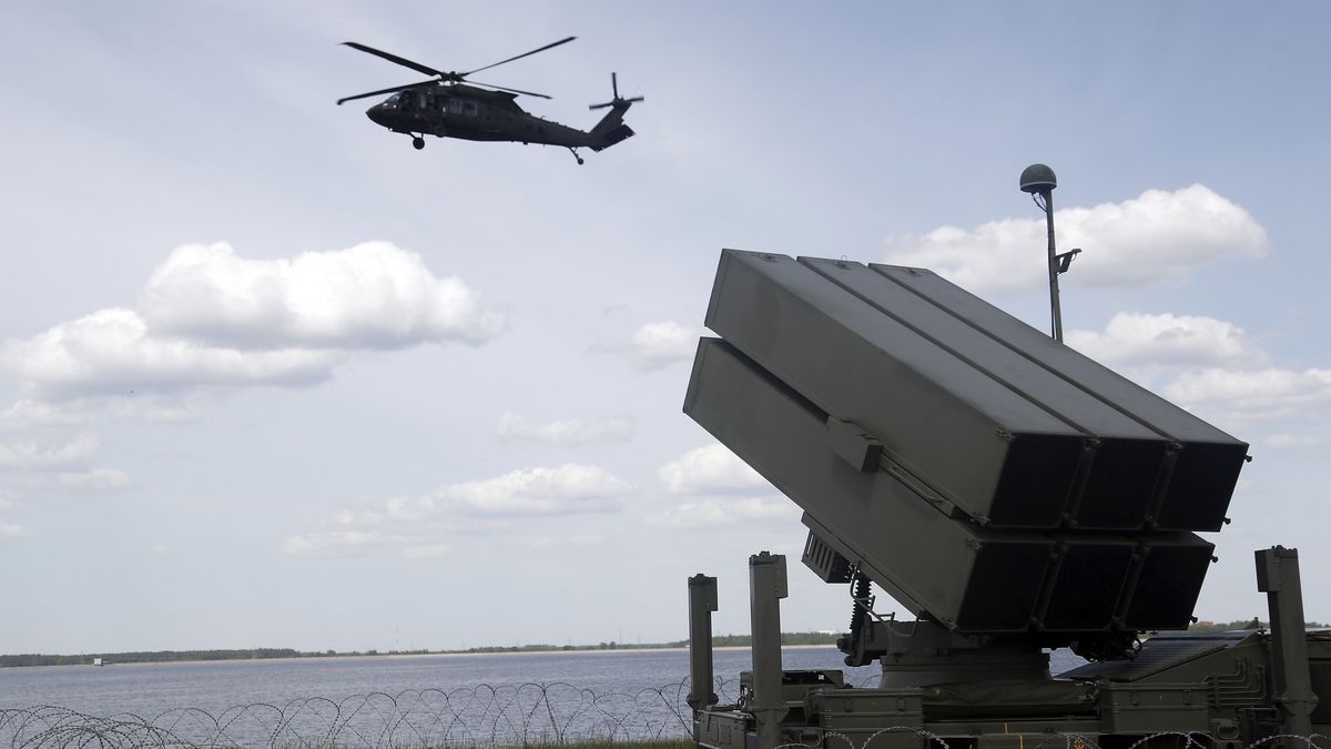 U.S. Army Black Hawk helicopter and Spanish air defense missile system (NASAMS) are seen during Media Day at the 'Latvian Shield 25' exercise at the Riga Hydroelectric Power Plant in Dole, Latvia, 28 May 2025. The exercise strengthens cooperation between Spanish and Latvian Air Force air defense units, enhancing the ability of Latvian and other NATO forces to jointly respond to air defense challenges. EPA/TOMS KALNINS Dostawca: PAP/EPA.