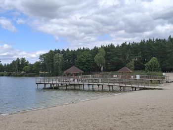Wrocław: Podpalacze w lesie pod miastem, do akcji dołączył śmigłowiec gaśniczy, drony i WOT. Spokojnie, to tylko ćwiczenia