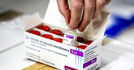 Koronawirus. Kolejne kraje UE wstrzymują szczepienia AstraZenecą