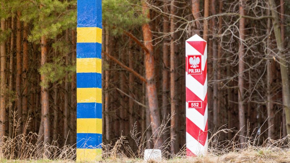 Słupki graniczne Polski i Ukrainy - zdjęcie ilustracyjne