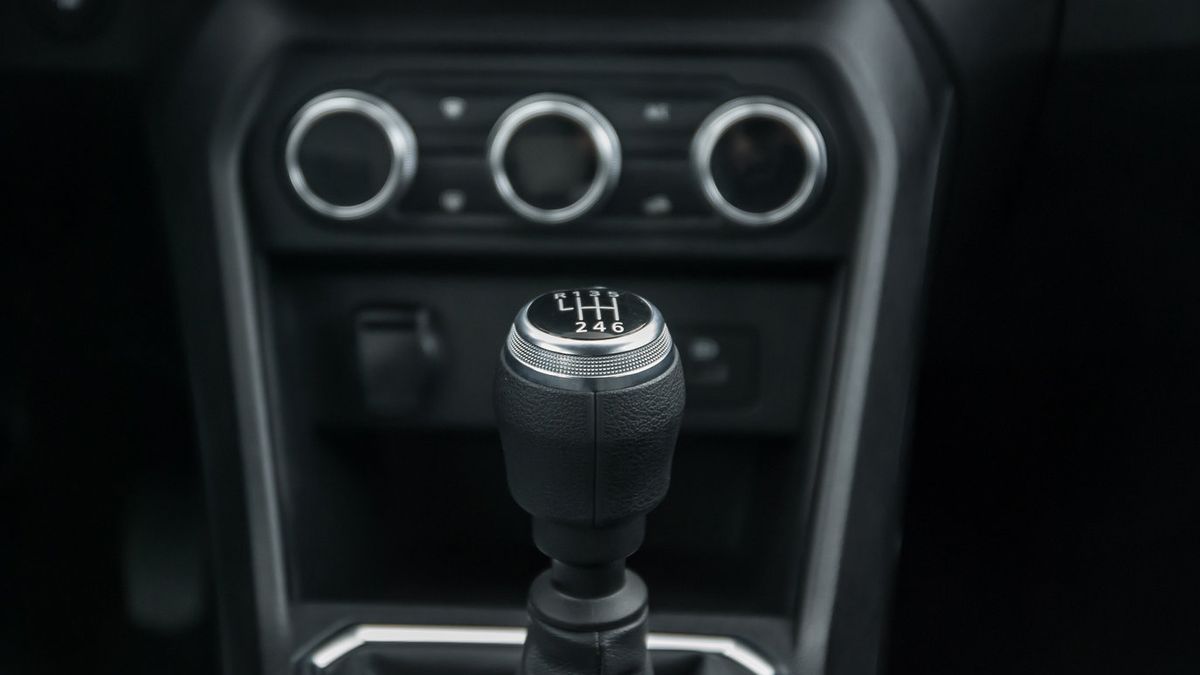 Kierowcy przyzwyczajeni do automatycznych skrzyń biegów mogą zapomnieć o redukcji w klasycznym "manualu"