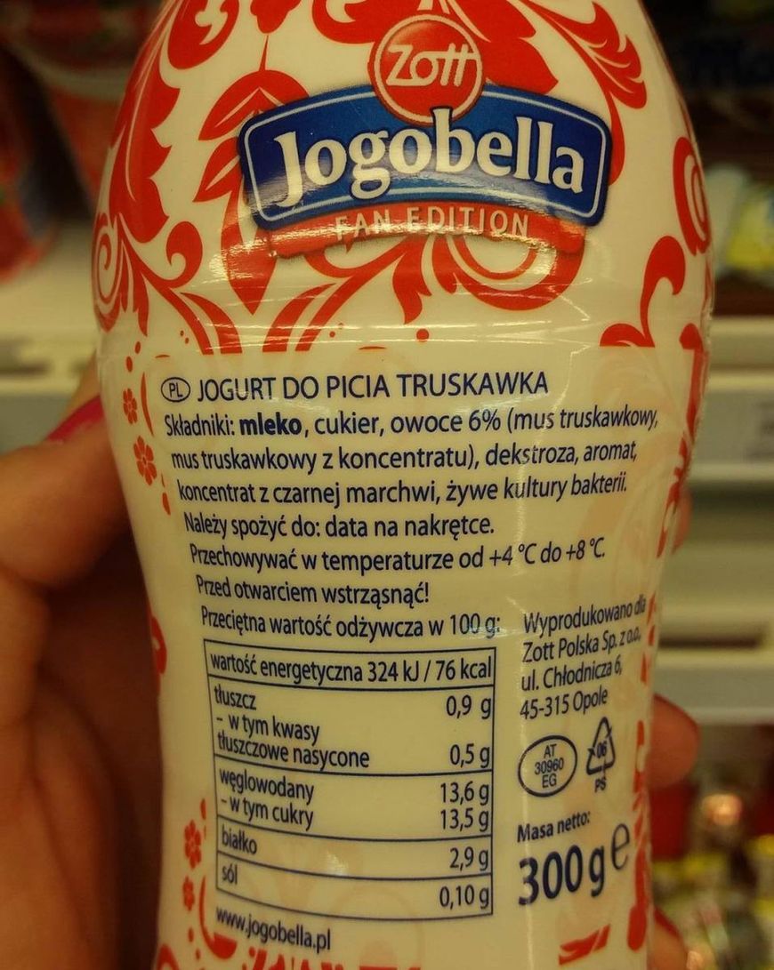 Truskawkowy jogurt do picia firmy Jogobella