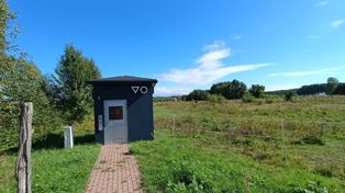 Zakęcie: Zbudowali toaletę w... szczerym polu