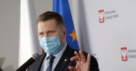 Przemysław Czarnek o uchwale anty-LGBT. Mocna odpowiedź Włodzimierza Cimoszewicza