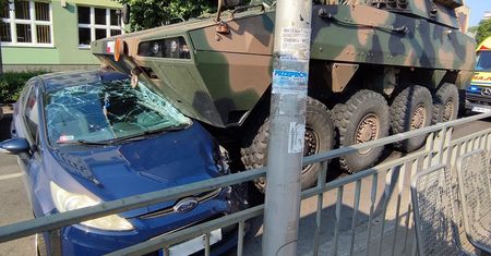 W środku miasta. Pojazd opancerzony staranował forda fiestę