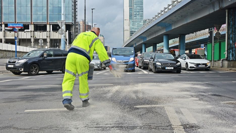 Warszawa. Plamy z paliw i olejów są zabezpieczane specjalistycznymi preparatami