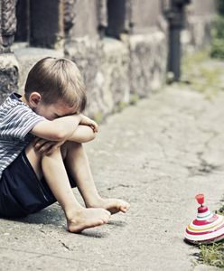 Bosy 3-latek na dworze. Niewiarygodne, co robiła matka