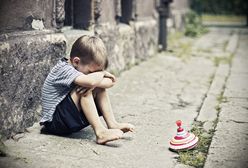 Bosy 3-latek na dworze. Niewiarygodne, co robiła matka