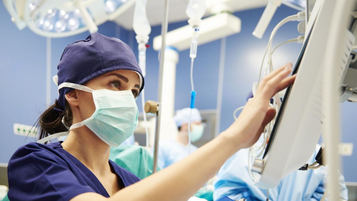 Pielęgniarki często asystują lekarzom podczas operacji.