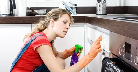 Połącz trzy składniki. Z łatwością usuniesz tłuszcz z kuchennych szafek