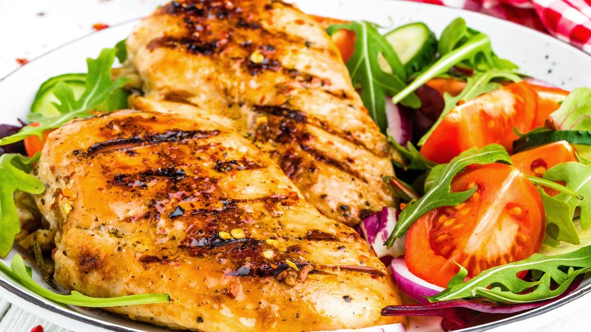 Grillowany indyk z salsą truskawkową