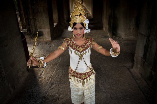 "Modelka była wynajęta, za pracę otrzymała wynagrodzenie, ale zdjęcie zostało wykonane w świątyni Angkor Wat w Kambodży, której dyrekcja nie udzieliła mi prawa do wykorzystania zdjęć z wnętrz do celów reklamowych. Publikacja w prasie - tak. W reklamie i stockach? Nie."© Piotr Trybalski/ http://fotografwpodrozy.pl