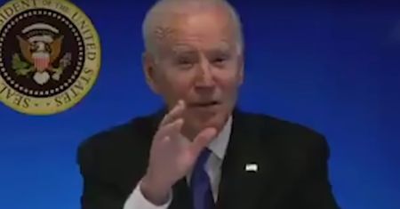 Kłopotliwa sytuacja. Biden zrobił się czerwony