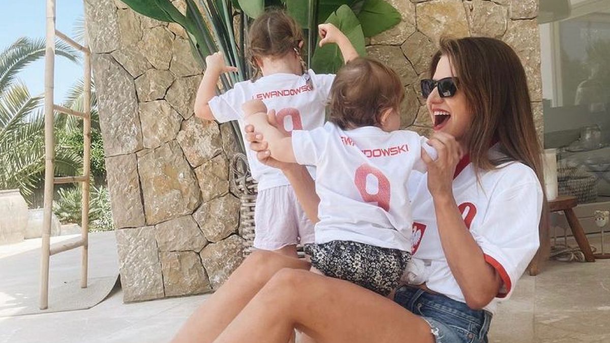 Anna Lewandowska z córkami wspiera swojego męża
