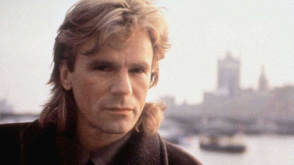 &#34;MacGyver&#34; to amerykański serial sensacyjny opowiadający o losach utalentowanego byłego agenta służb specjalnych.Film powstał w 1985 roku. W Polsce po raz pierwszy wyemitowano go w latach 90. XX wieku. Zyskał niezwykłą popularność. Widzowie docenili oryginalny pomysł. Główny bohater praktycznie nie używał ostrej broni. Z różnych opresji wychodził dzięki swojemu genialnemu umysłowi. Wiele zadań realizował przy użyciu szwajcarskiego scyzoryka. Do dziś niektórzy nazywają takie noże &#34;macgyverami&#34;. Umiejętności tworzenia różnych rzeczy z niczego przyjęło nazywać się MacGyveryzmem, a w języku angielskim czasownik MacGyver zaczął oznaczać takie sformułowania jak: &#34;naprawić&#34;, wymyślić&#34; czy &#34;rozwiązać&#34;.Główną rolę w filmie zagrał Richard Dean Anderson. Zobaczcie, jak dziś wygląda Richard Dean Anderson, odtwórca głównej roli w serialu &#34;MacGyver&#34;. Zdjęcia &gt;&gt;&gt;&gt;