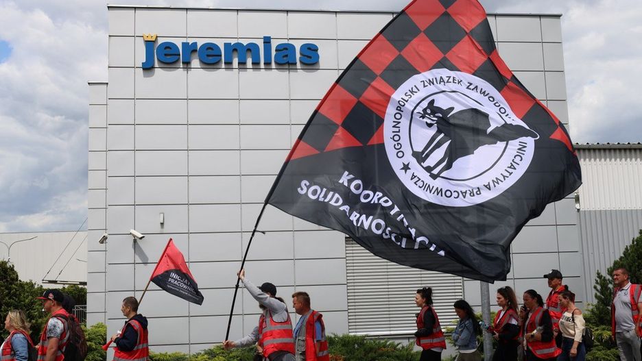Pracownicy strajkują w Gnieźnie. Aktywiści nie przepuszczali samochodów w Jeremiasie