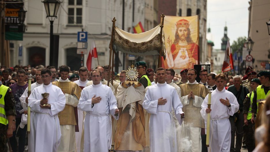 Tak wyglądała ubiegłoroczna procesja Bożego Ciała z Wawelu na krakowski Rynek Główny