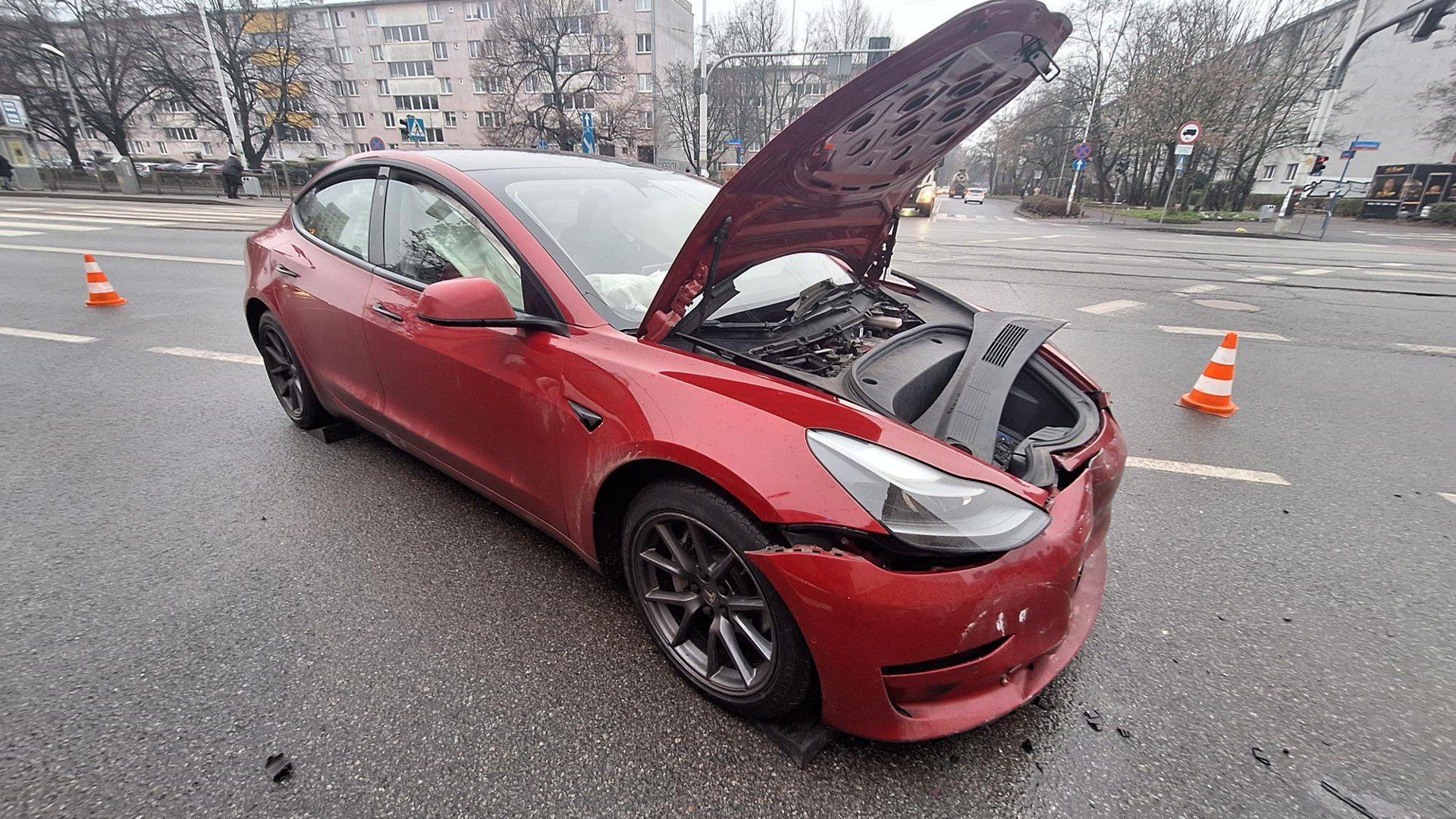 Wypadek w centrum Wrocławia. Elektryczna tesla zderzyła się w hyundaiem 1.12.2025