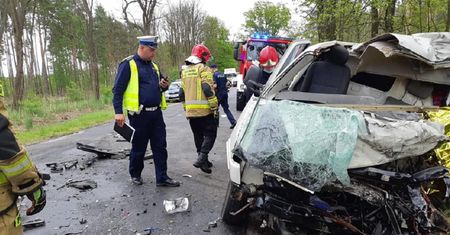 Czołówka busa z ciężarówką. Śmierć na miejscu pod Legnicą