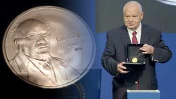 "Szczerozłoty". Adam Glapiński pochwalił się medalem