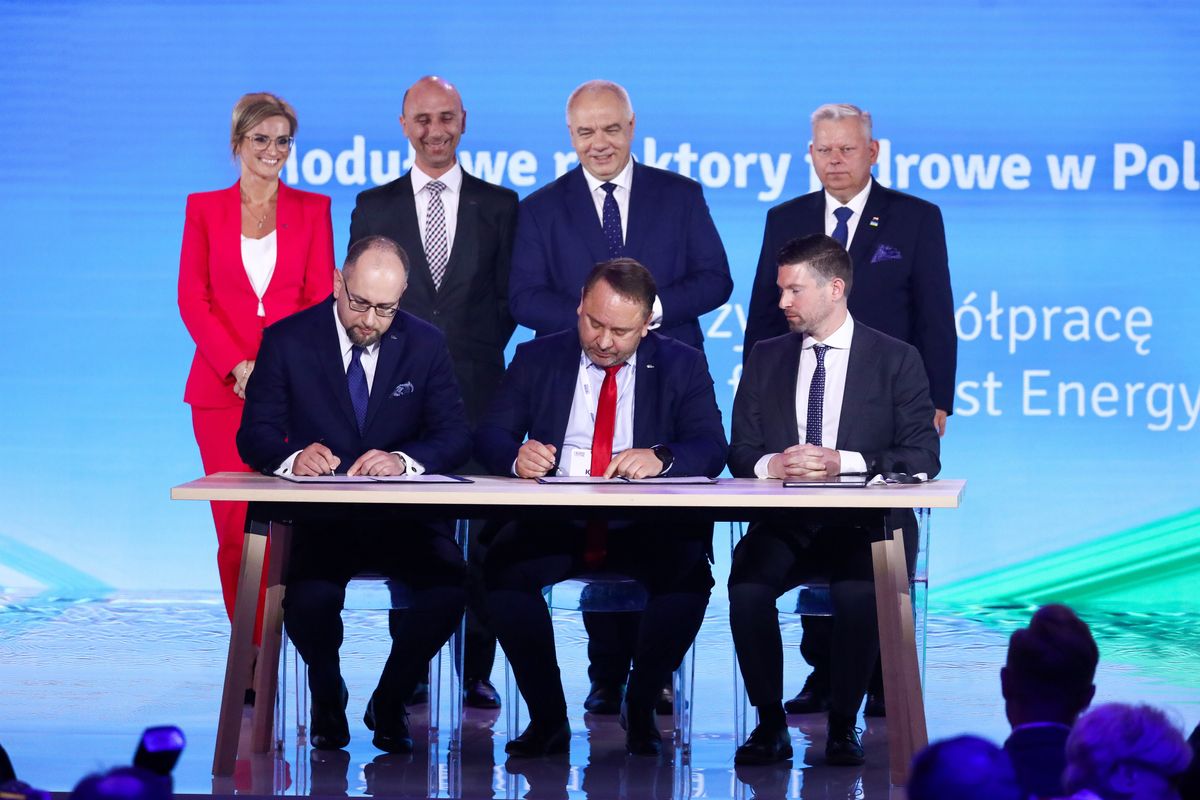 Od lewej dokumenty podpisują prezes Enei Paweł Majewski i były już członek zarządu ds. handlowych Tomasz Siwak