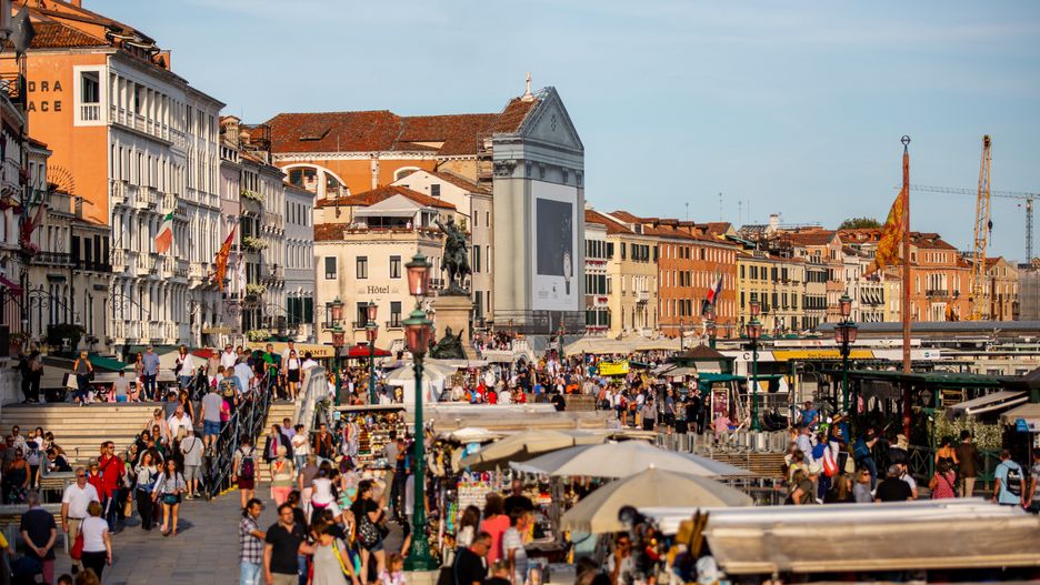 Tłumy turystów we włoskich miastach już nikogo nie dziwią