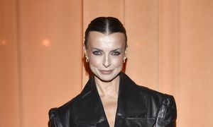 Ten płaszcz robi całą stylizację. Skórzany total look zachwyca