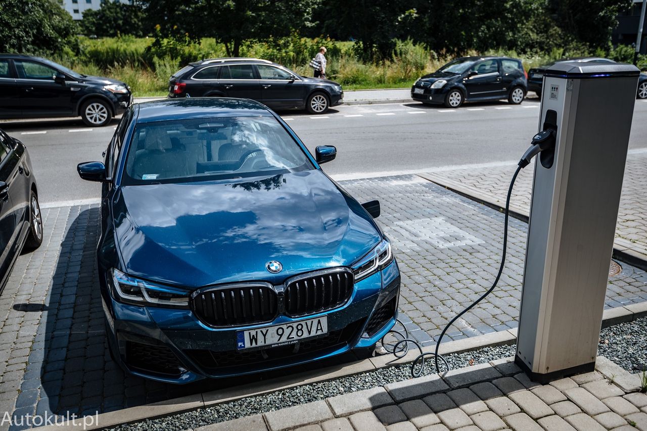 BMW 545e hybryda plug-in podczas ładowania